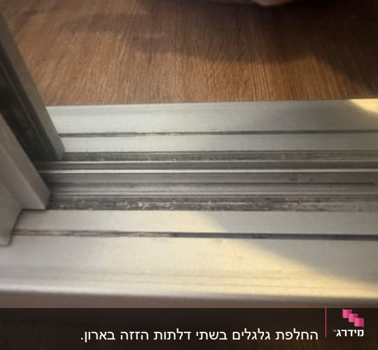 מסגרת מתכת על רצפת עץ